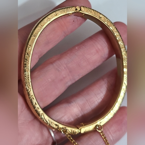 Vintage bracelet bangle etched flowers gold safety chain estate vtg Hong Kong - Picture 3 of 13